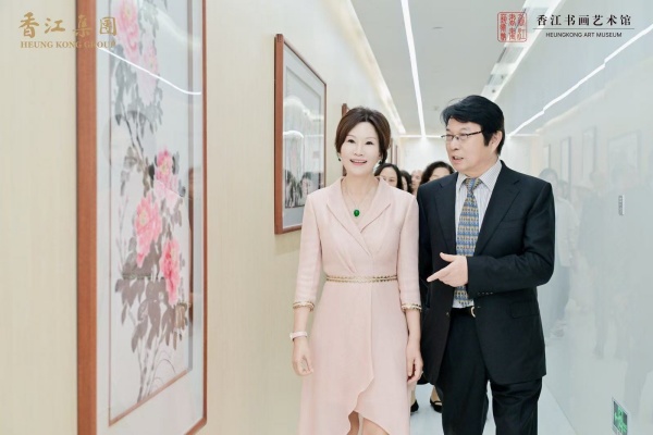 1753092470729306.jpg 覃志剛看畫展.jpg