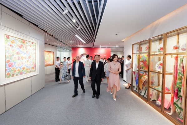 1753092585947292.png 嘉賓參觀翟美卿文創(chuàng)產(chǎn)品.png